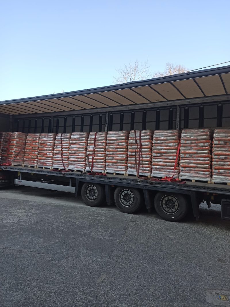 Sacs de pellets de 15 kg stockés sur leur palette, à l’abri de l’humidité
