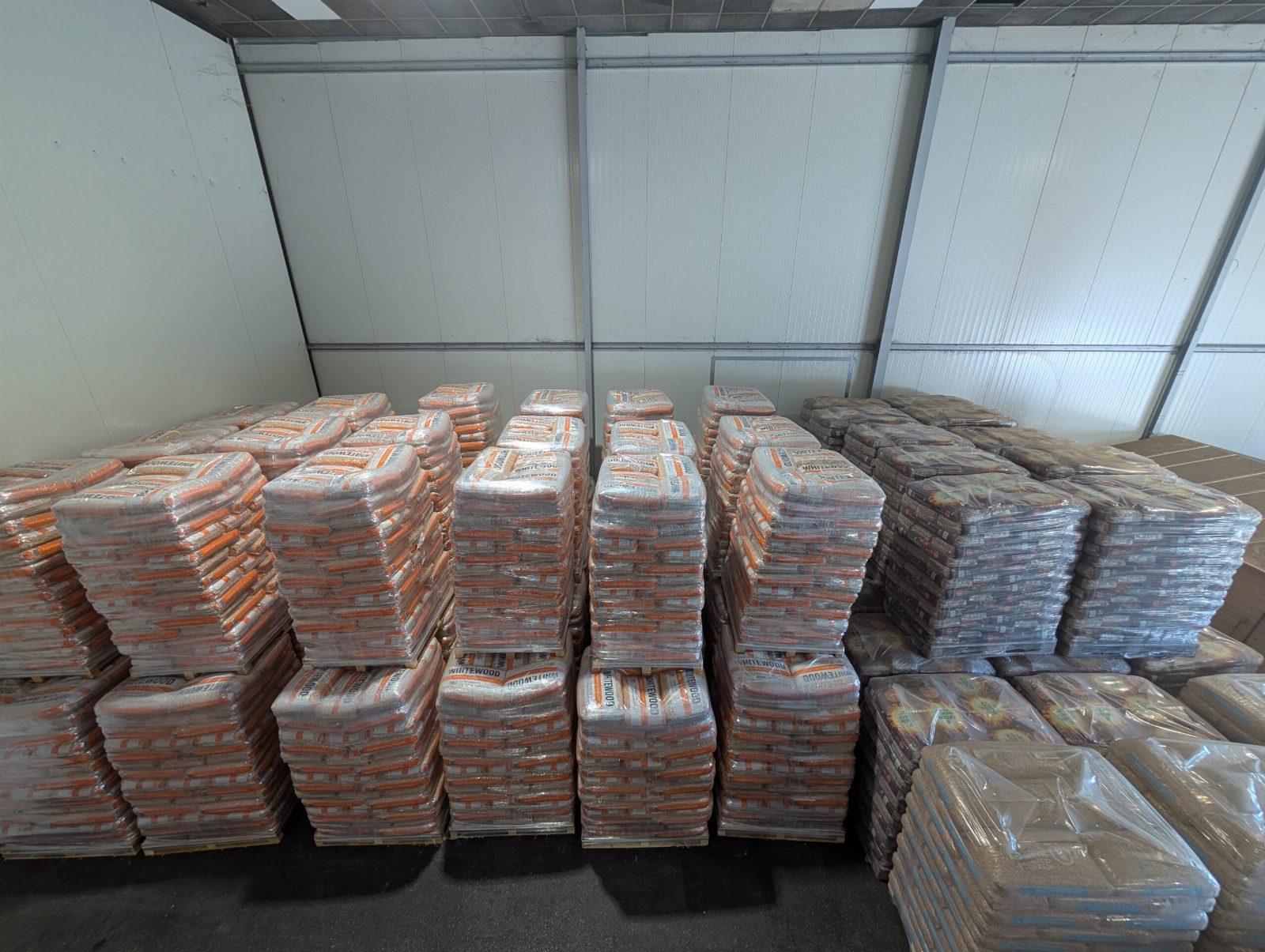 Palettes de granulés en stock au dépôt